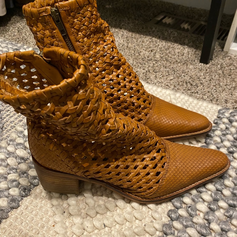Free people ‘In The Loop’ boot~ size 38